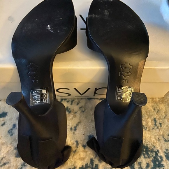 Black satin low heel with bow detail on heel - Picture 4 of 6